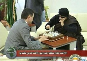 Kaddafi Stranç Oynarken Görüntülendi
